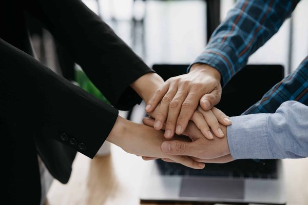 Quels exercices de coordination œil-main sont essentiels pour les footballeurs jouant en attaque?